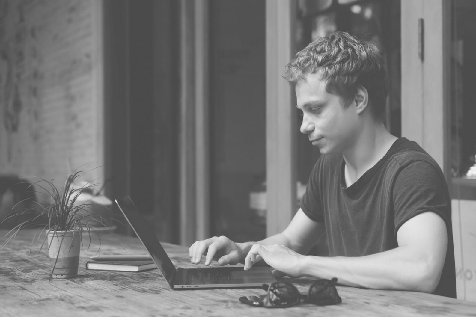 Moderne Arbeitsstation für DeFi-Analyse mit mehreren Monitoren
