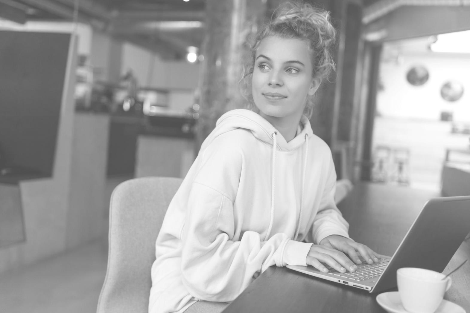 Studierende arbeiten gemeinsam an DeFi-Analyse-Projekten